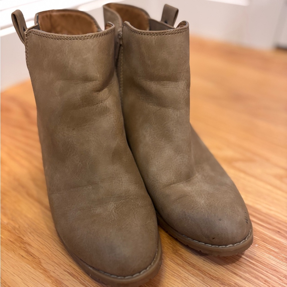 Euro soft By Sofft Womens Size 8 1/2 M Heel Faux Nubuck Booties - Picture 2 of 6